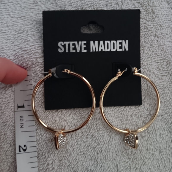 ❤️❤️Steve Madden Gold Hoop Heart Earrings - Picture 4 of 4